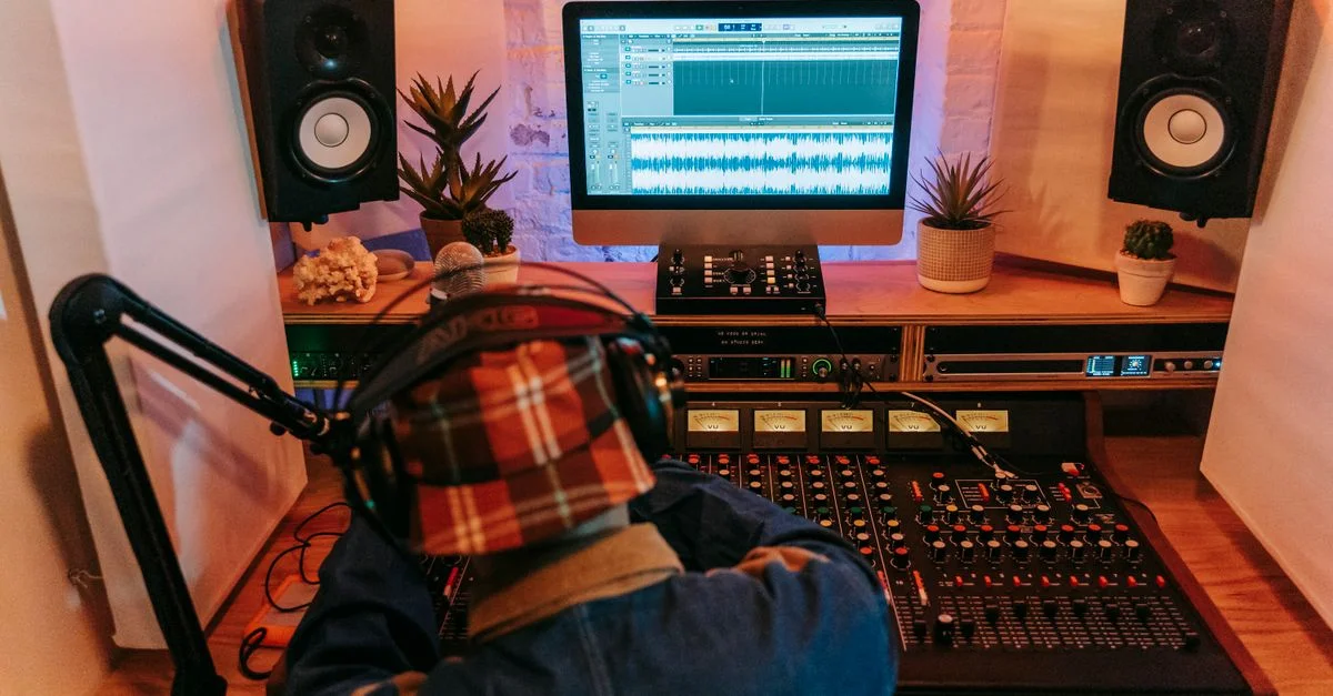 Un producteur de musique adulte mélangeant des pistes audio dans un environnement de studio professionnel.