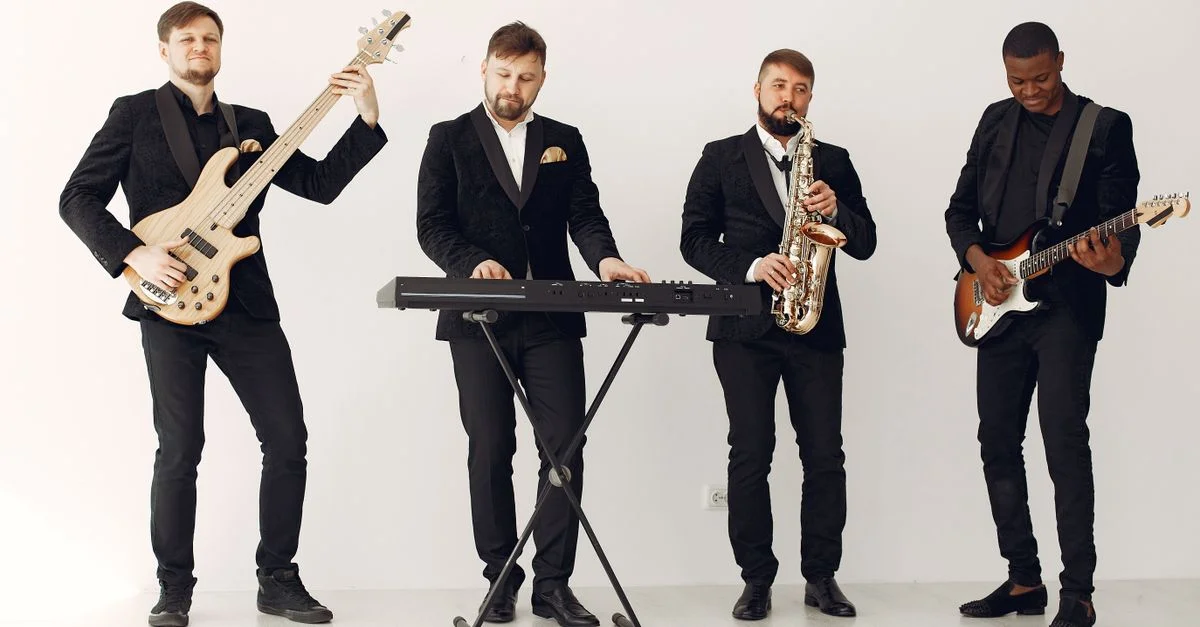 Un groupe de jazz moderne avec des musiciens divers jouant en intérieur avec divers instruments.