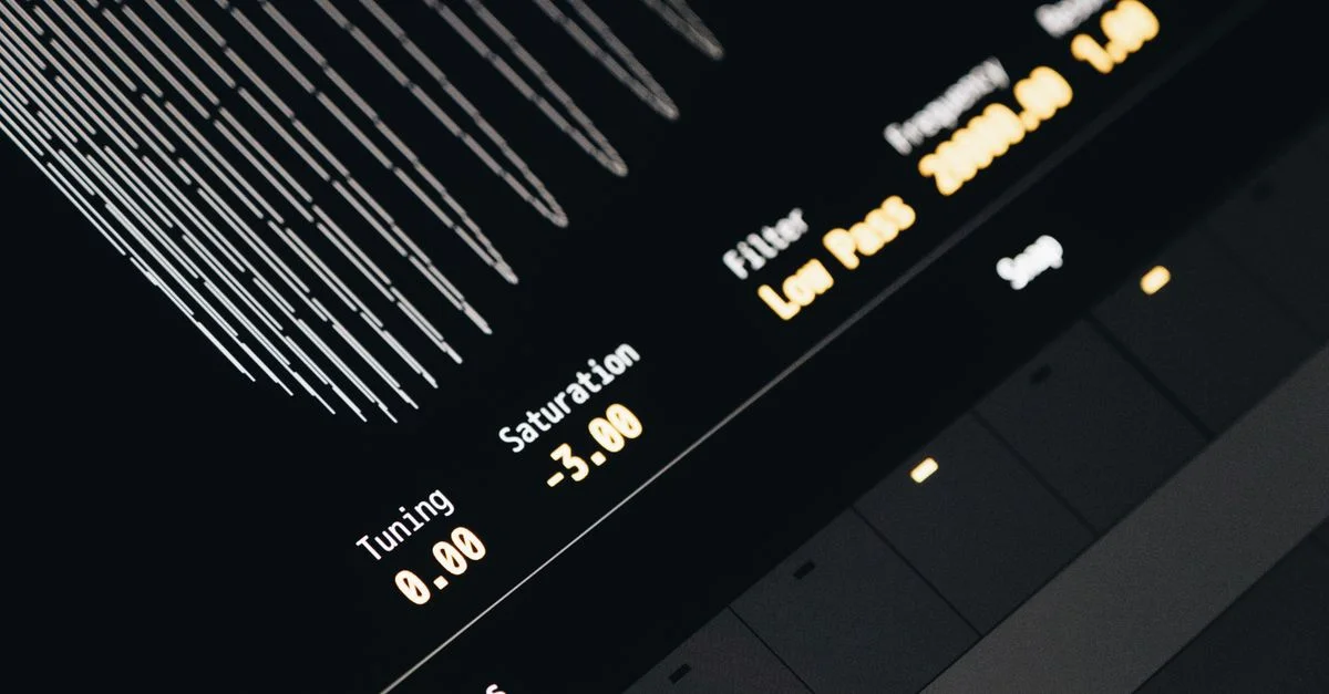 Gros plan sur un écran d'interface sonore numérique moderne affichant les réglages de tonalité, de saturation et de filtre.
