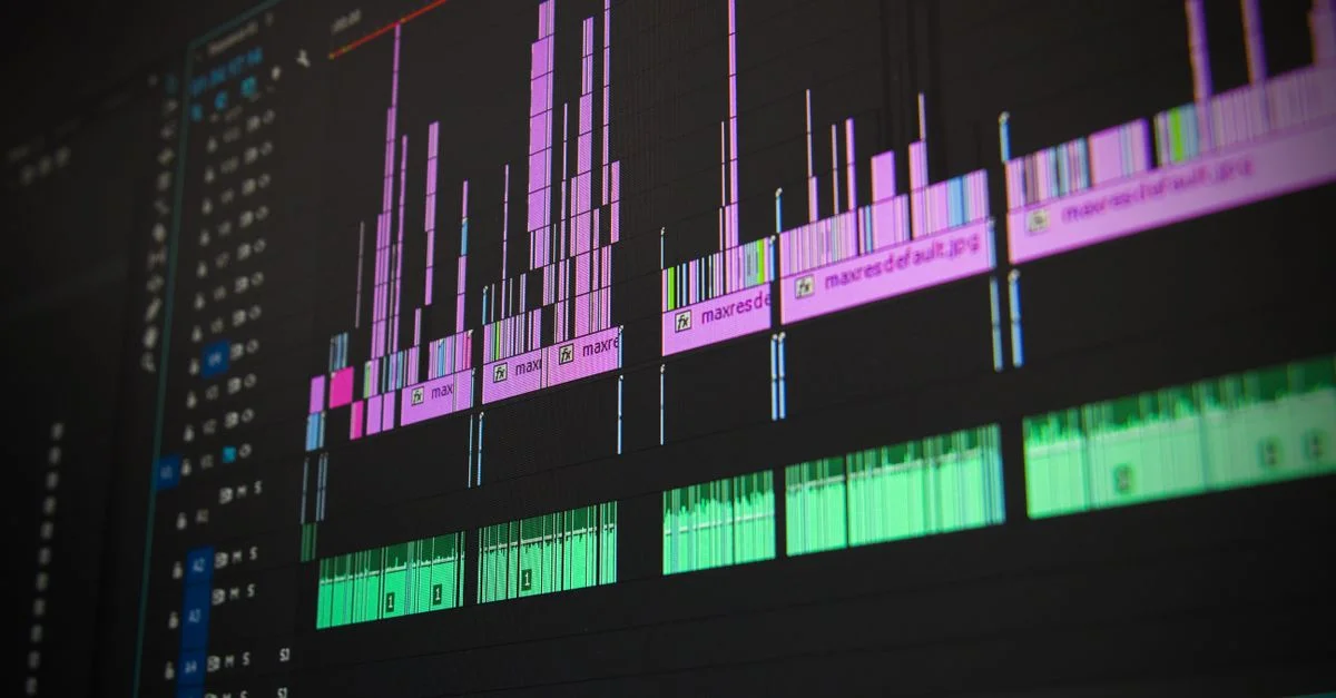Gros plan d'une interface de logiciel professionnel de montage audio et vidéo avec des affichages de formes d'onde.