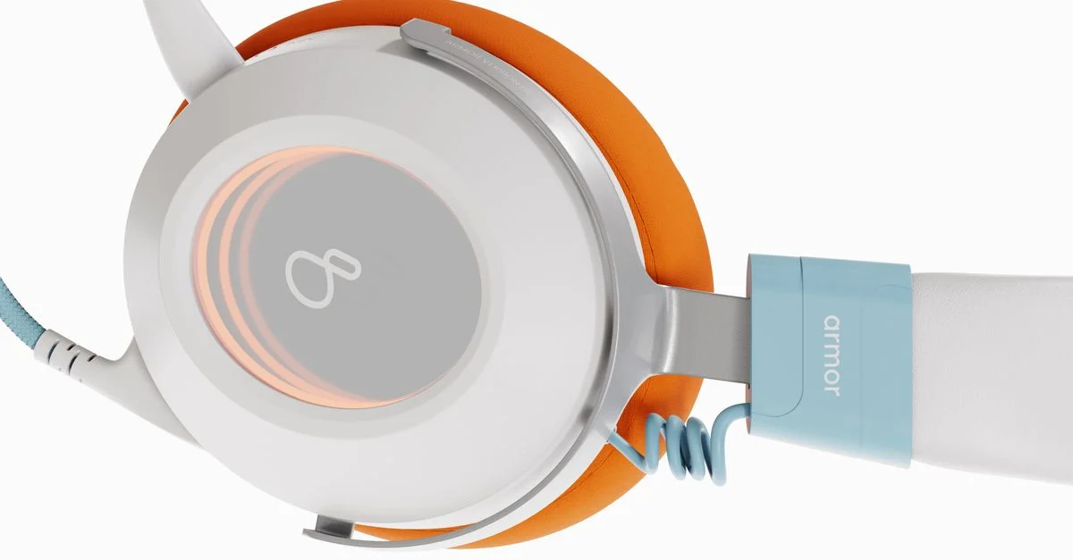 Vue détaillée d'un casque orange et bleu élégant sur fond blanc.