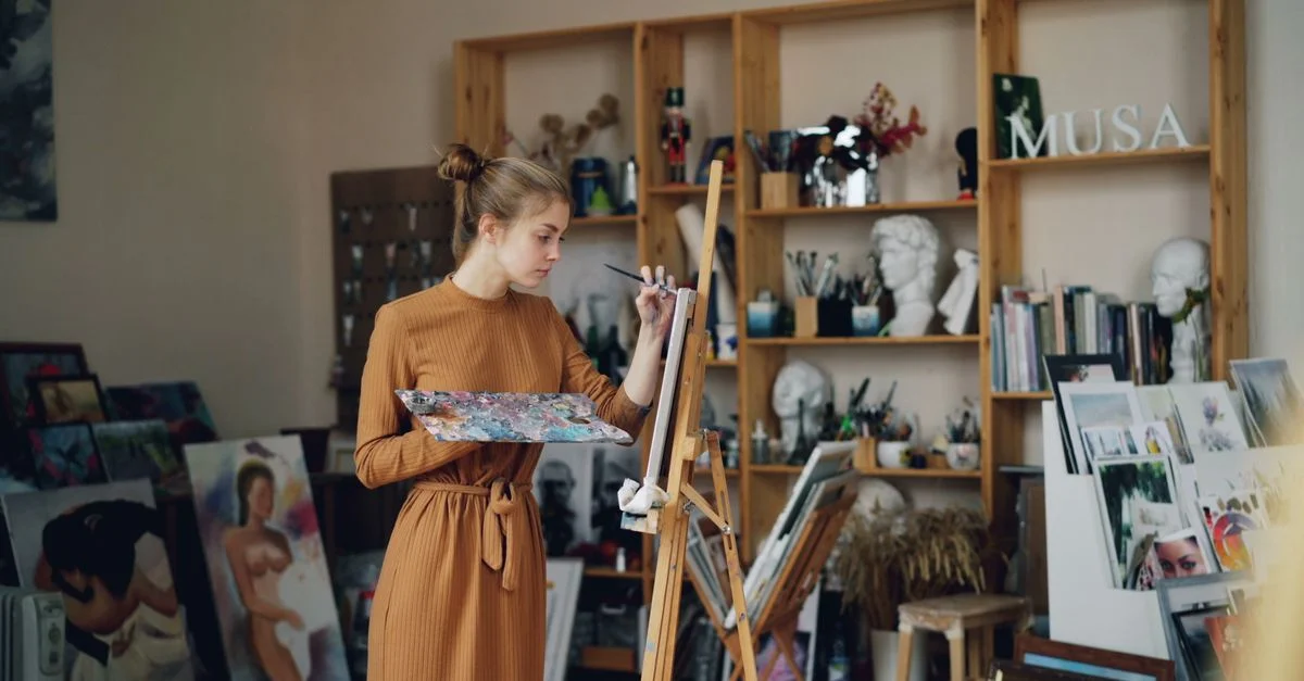 Artiste féminine travaillant sur toile dans son studio d'art.