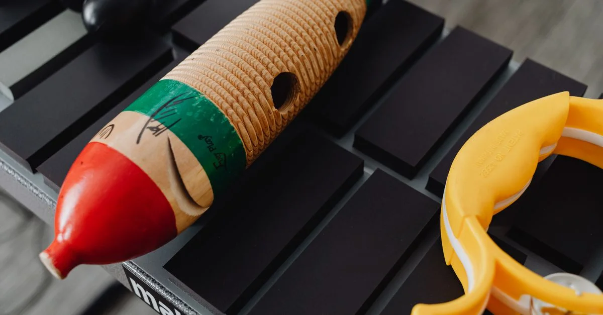 Gros plan détaillé sur des instruments de percussion vibrants sur un pad MalletKAT.