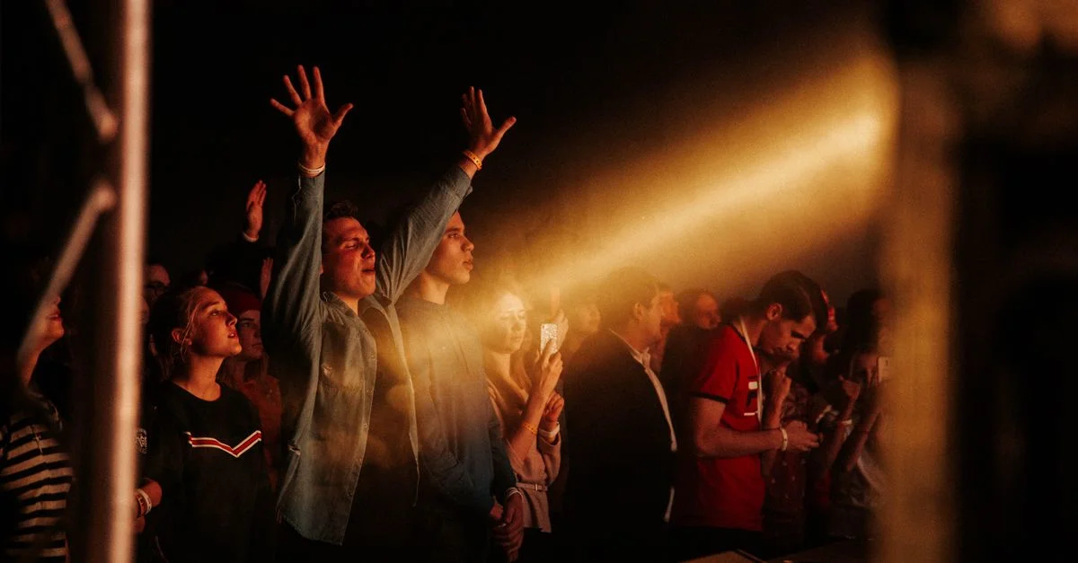 Public captivé par la musique live avec engagement émotionnel et atmosphère vibrante.
