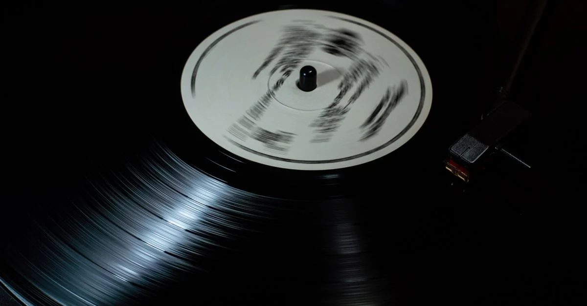 Gros plan sur un disque vinyle vintage en rotation sur une platine, mettant en avant l'ambiance de musique classique.