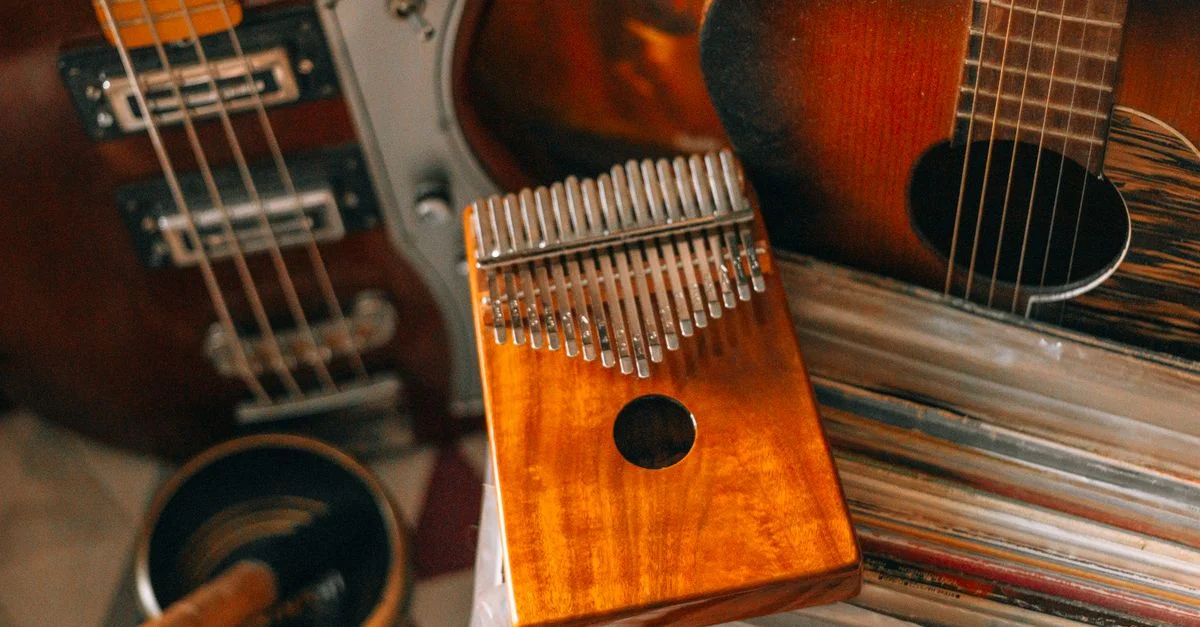 Une variété d'instruments de musique, y compris un kalimba et des guitares, disposés de manière créative.