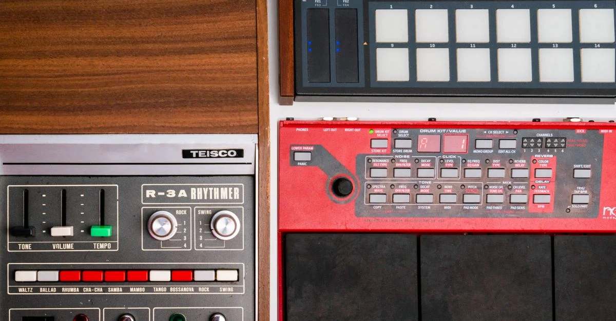 Une collection de machines audio et de batteries vintage vues de dessus, présentant une technologie rétro.