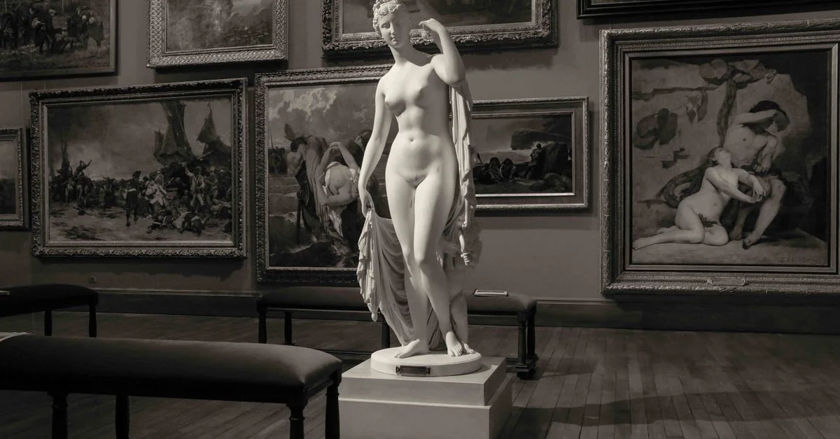 Image en niveaux de gris d'une sculpture classique dans une galerie d'art française, soulignant l'artisanat.