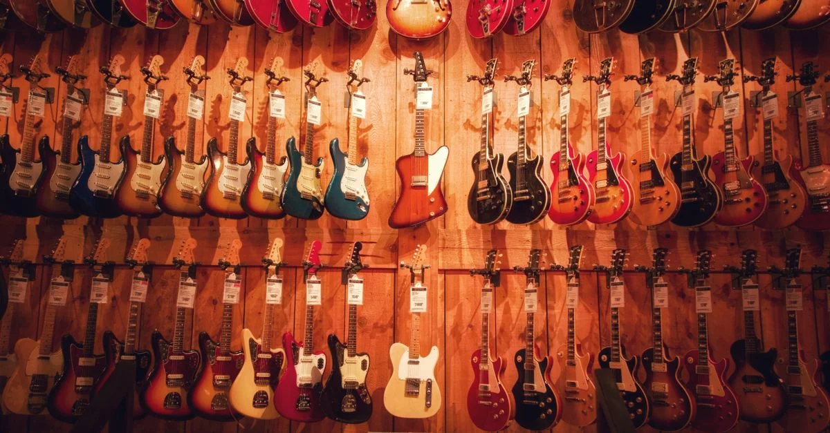 Vitrine dynamique de diverses guitares électriques accrochées dans un magasin de musique à Los Angeles.