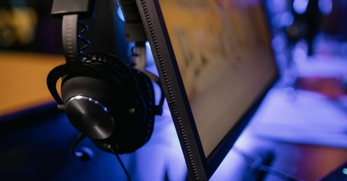 Gros plan d'un moniteur d'ordinateur avec des écouteurs, parfait pour les configurations de jeu.