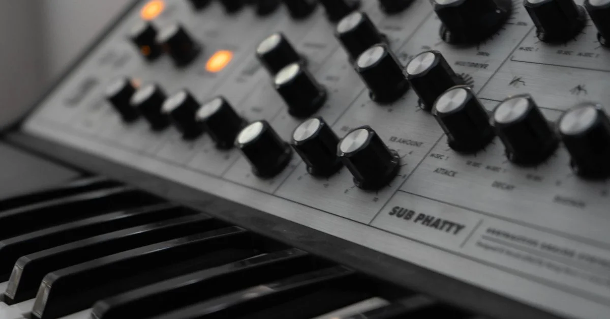 Vue détaillée des boutons et du clavier d'un synthétiseur analogique avec des commandes illuminées.