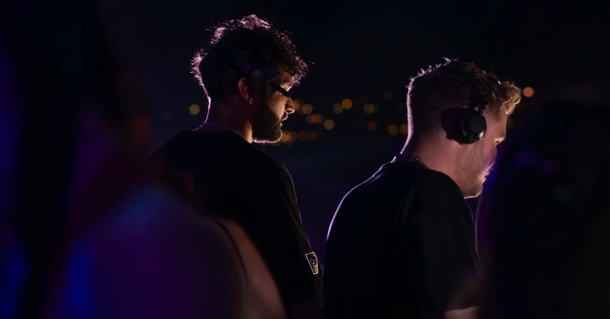 Deux DJs portant des casques se produisant lors d'un événement nocturne à Sozopol, Bulgarie.