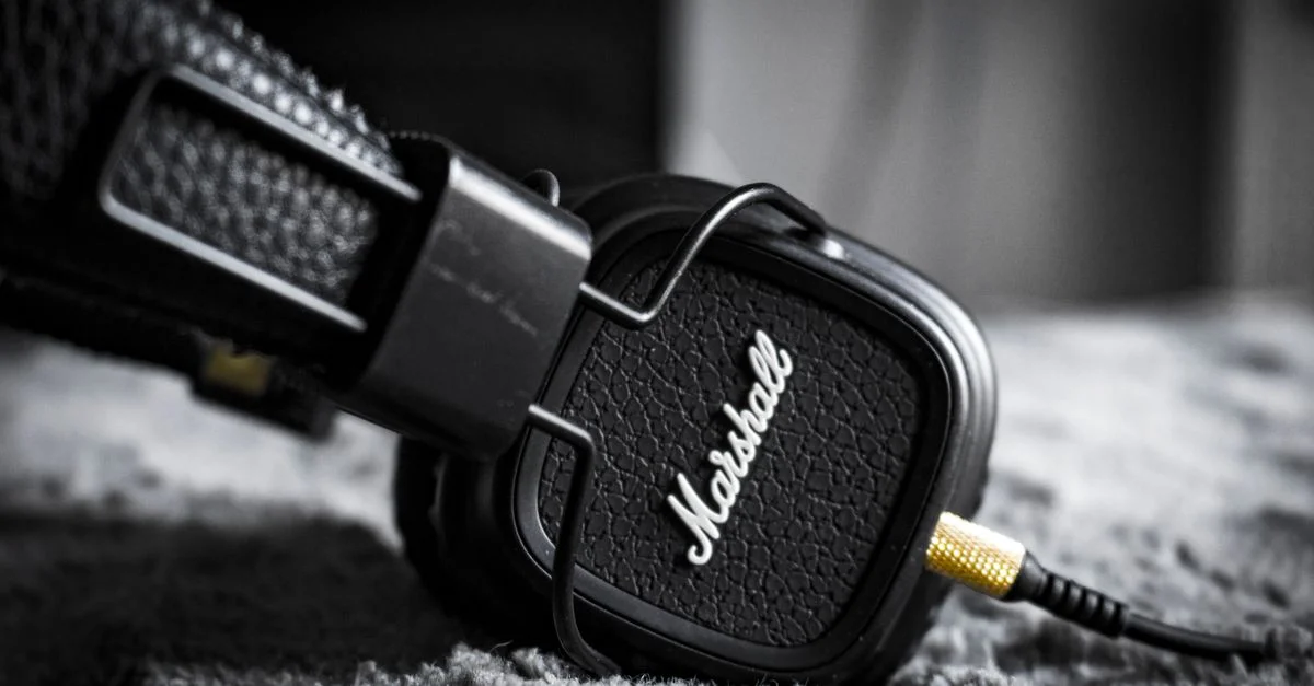 Gros plan détaillé des casques Marshall mettant en avant la technologie audio moderne.