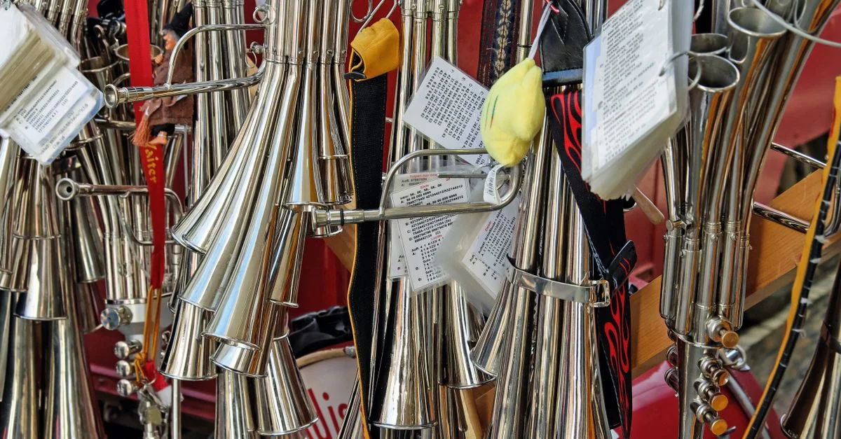 Une vue détaillée des instruments de musique en laiton traditionnels suspendus dans une vitrine.